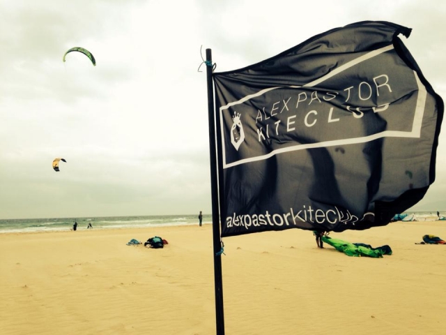  bandeira de alex pastor kitesurf com kitesurfistas no fundo 